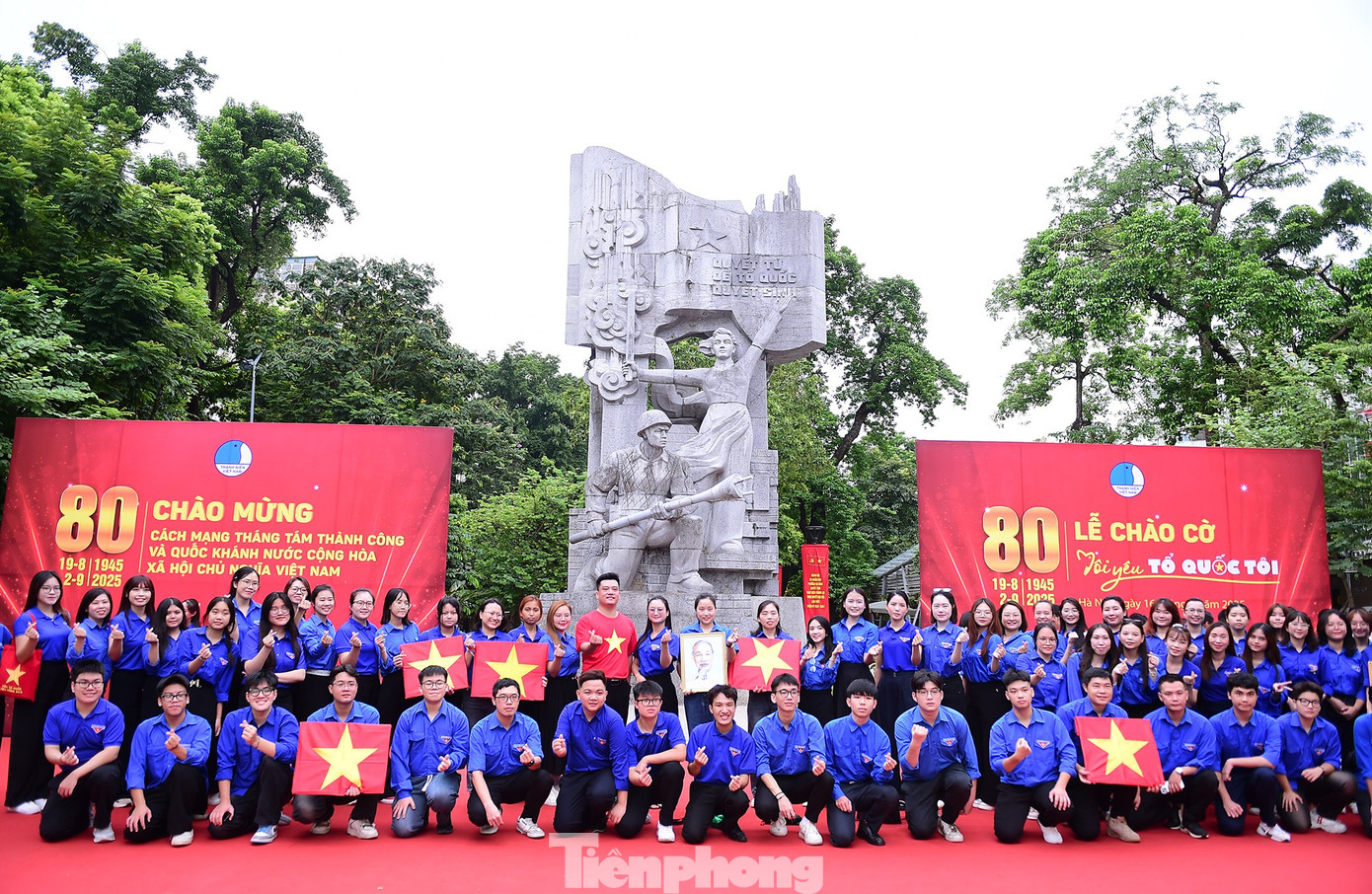 Nhiều bạn trẻ cũng thể hiện niềm tự hào và tình yêu đất nước bên Tượng đài Quyết tử cho Tổ quốc quyết sinh trong ngày 16/8. Ảnh: Xuân Tùng tp-dvtn.jpg