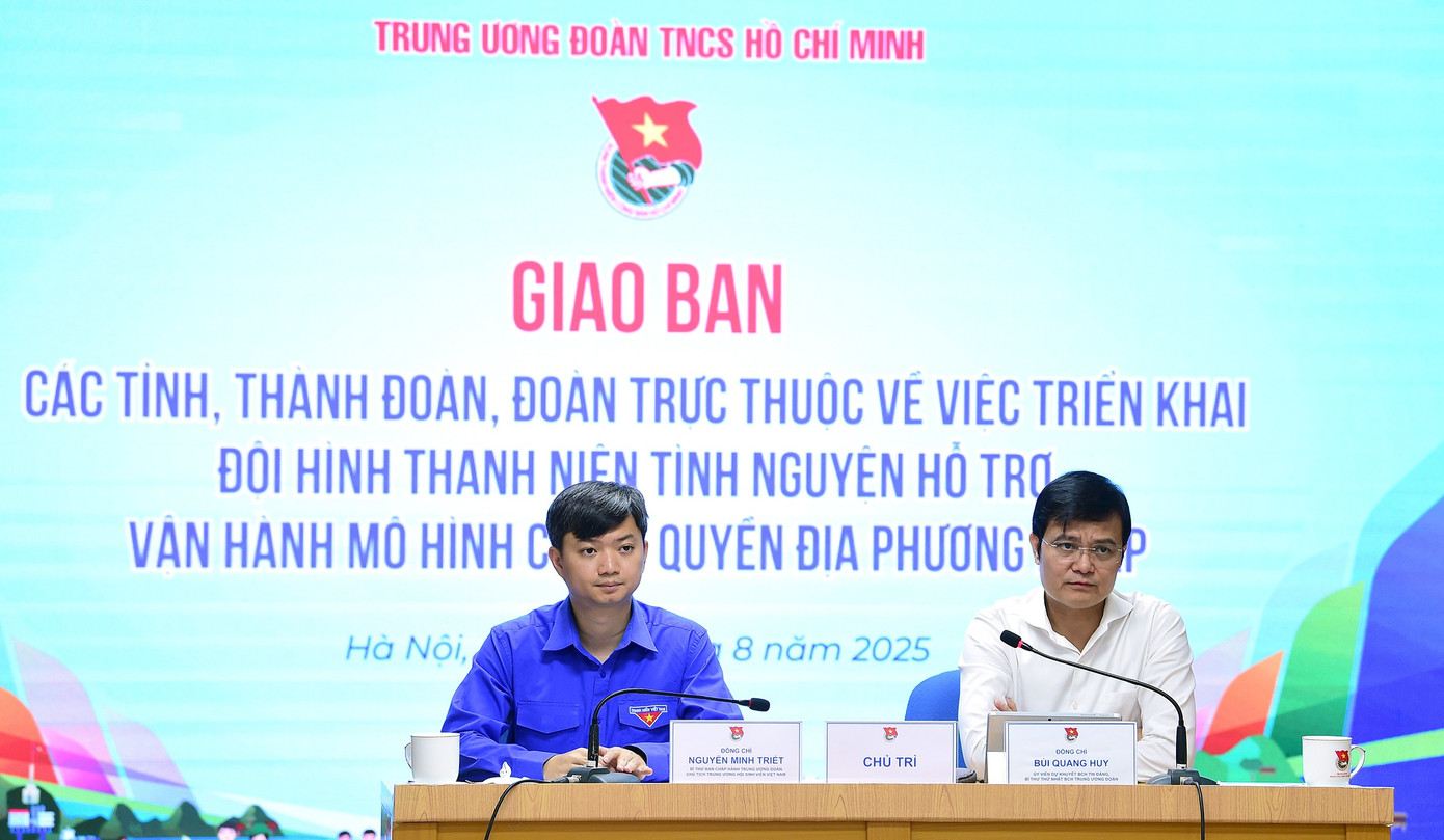 Anh Bùi Quang Huy và anh Nguyễn Minh Triết chủ trì hội nghị. Ảnh: Xuân Tùng giaoban-2cap3.jpg