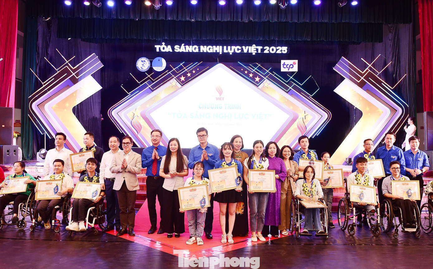 Anh Bùi Quang Huy và anh Nguyễn Tường Lâm, cùng các đại biểu trao bằng khen và phần thưởng cho các gương thanh niên khuyết tật tại chương trình. Ảnh: Xuân Tùng tp-xuantung-nghilucviet.jpg