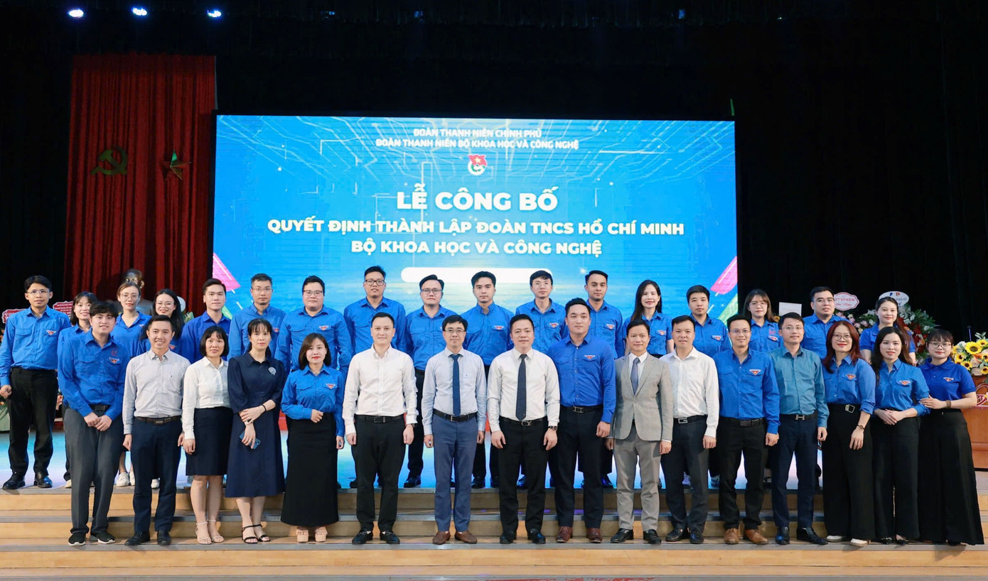 Các đại biểu chụp ảnh lưu niệm. Ảnh: BTC tienphong-tranxuanbach3.jpg