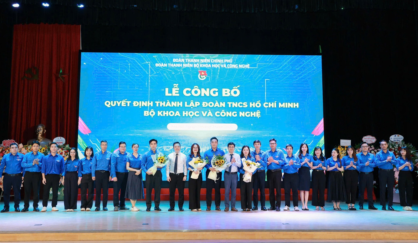 Bí thư Đoàn Thanh niên Chính phủ Bùi Hoàng Tùng và Ủy viên BCH Đảng ủy, Chánh Văn phòng Đảng ủy Bộ KH&CN Đinh Đức Thiện tặng hoa chúc mừng Ban Chấp hành Đoàn Thanh niên Bộ giai đoạn 2025 - 2027. Ảnh: BTC tienphong-tranxuanbach2.jpg