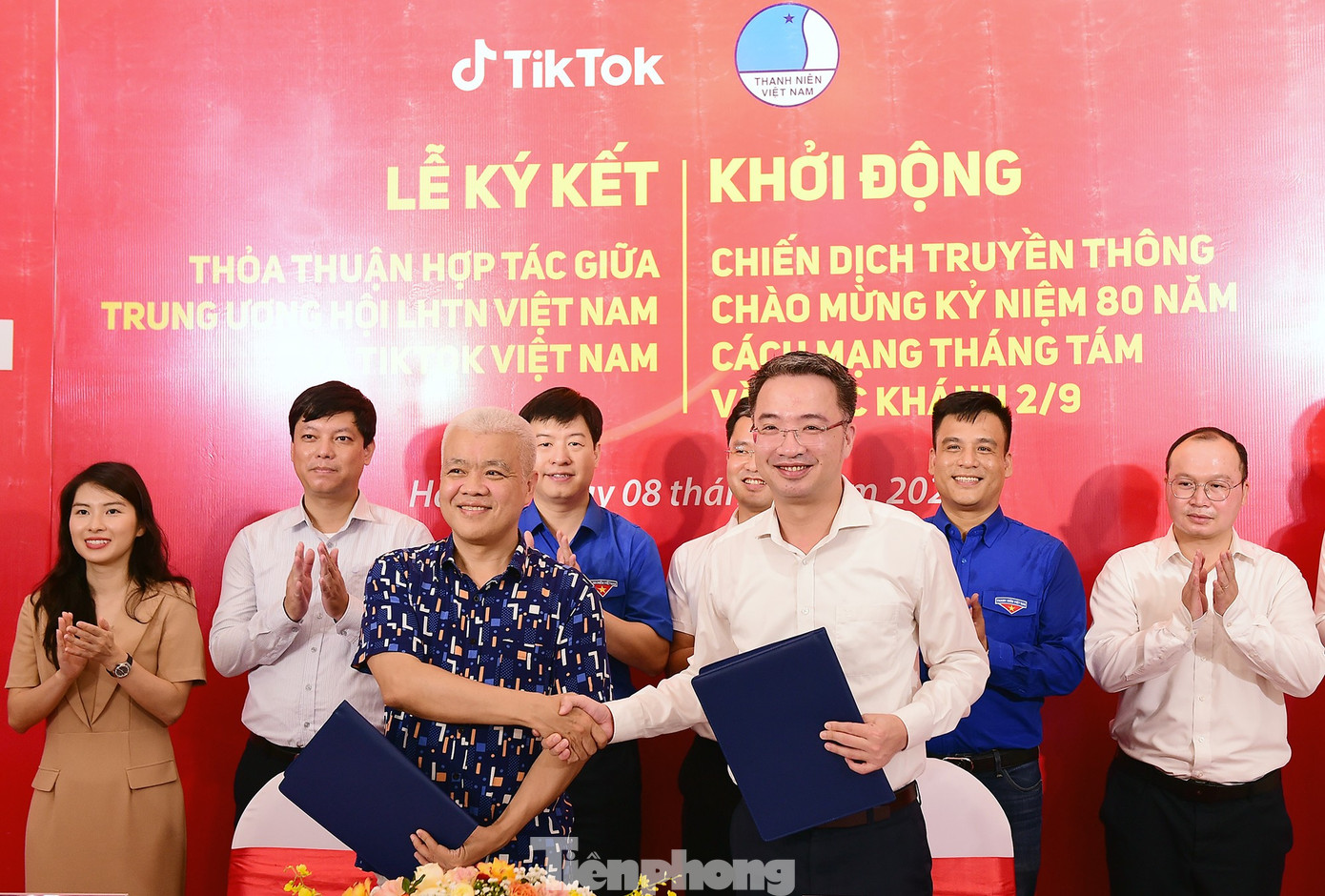 Bí thư T.Ư Đoàn, Chủ tịch T.Ư Hội LHTN Việt Nam Nguyễn Tường Lâm và Đại diện TikTok Việt Nam Nguyễn Lâm Thanh ký kết thoả thuận hợp tác. Ảnh: Xuân Tùng tp-kyket-truyenthong.jpg