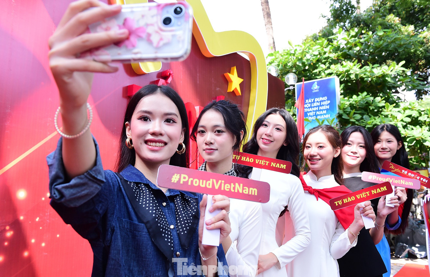 Đoàn viên thanh niên chụp ảnh check-in hưởng ứng Chiến dịch truyền thông. Ảnh: Xuân Tùng tp-kyket-truyenthong7.jpg