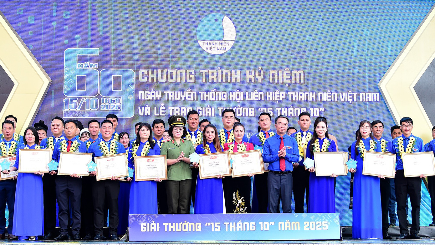 Chị Lê Thị Linh (áo đỏ) nhận giải thưởng "15 tháng 10". Ảnh: Xuân Tùng tienphong-canbohoi.jpg