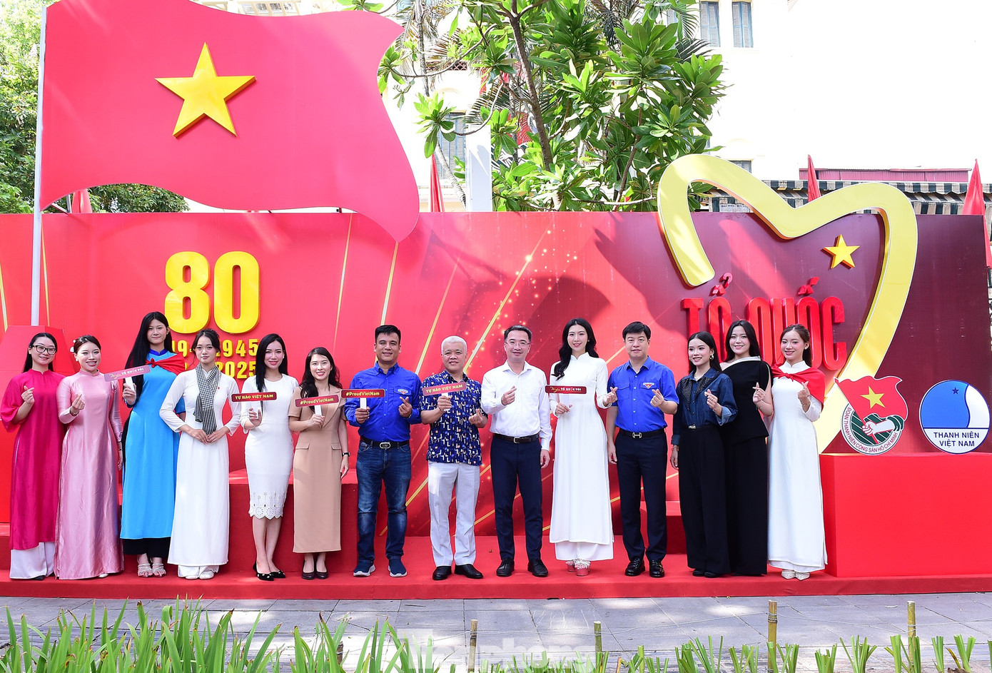 Anh Nguyễn Tường Lâm (thứ 6 từ phải sang) cùng các đại biểu, đoàn viên thanh niên chụp ảnh check-in phát động Chiến dịch truyền thông "Tôi yêu Tổ quốc tôi". Ảnh: Xuân Tùng tp-03.jpg