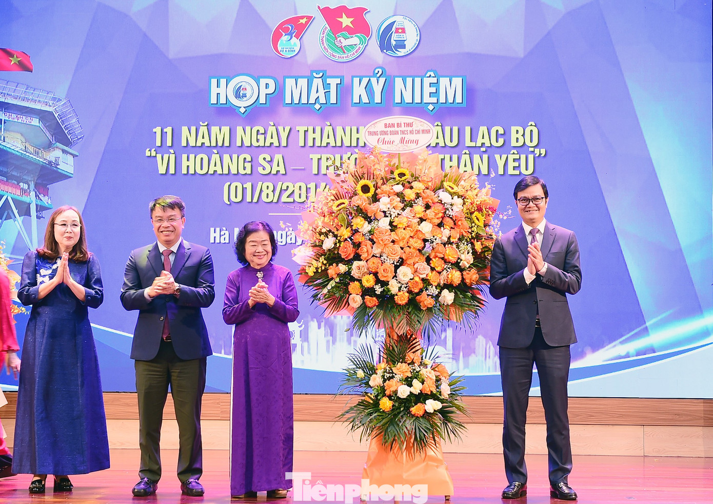 Anh Bùi Quang Huy - Bí thư thứ nhất T.Ư Đoàn trao tặng lẵng hoa của Ban Bí thư T.Ư Đoàn chúc mừng CLB. Ảnh: Xuân Tùng tp-biendao3.jpg