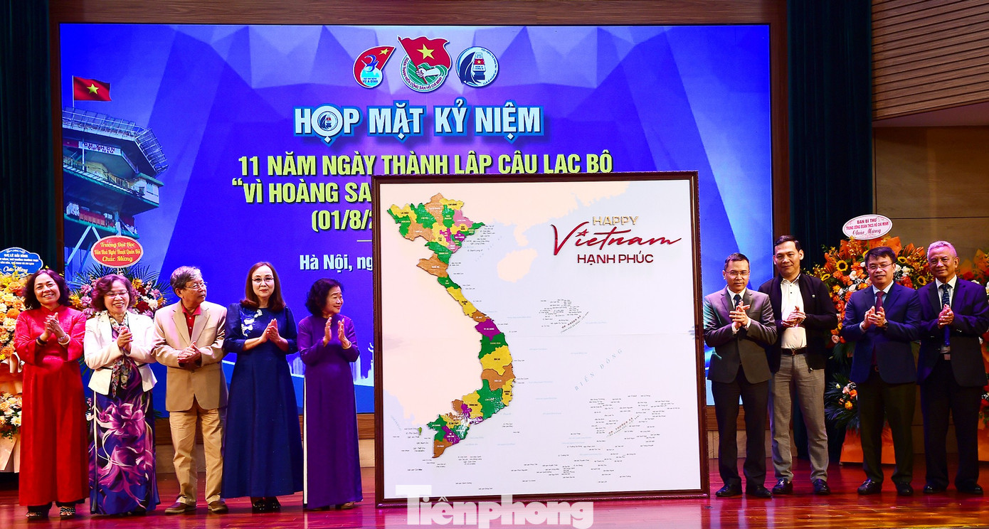 Ông Phạm Anh Tuấn trao tặng CLB bản đồ Việt Nam hạnh phúc. Ảnh: Xuân Tùng tp-biendao4.jpg