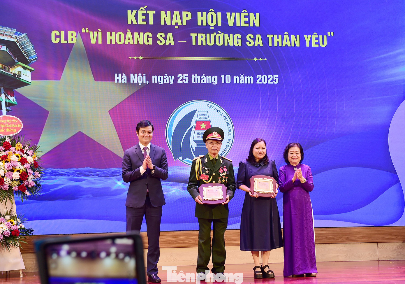 Tại chương trình, CLB kết nạp 2 thành viên tập thể. Ảnh: Xuân Tùng tp-biendao10.jpg