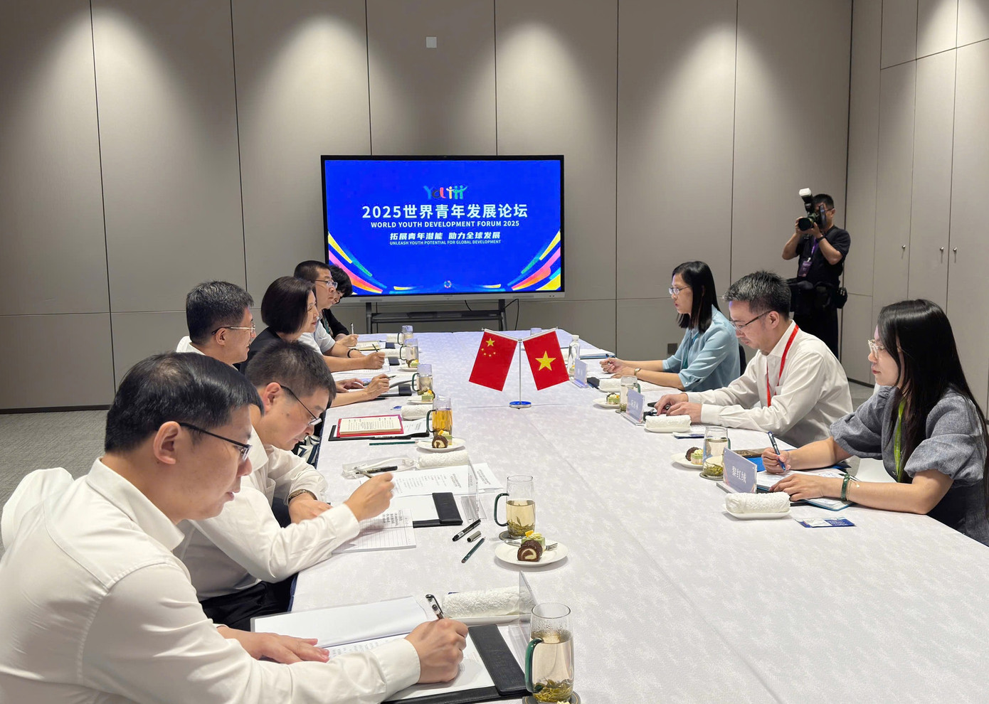 Quang cảnh buổi làm việc. Ảnh: BTC tien-phong-viet-trung2.jpg
