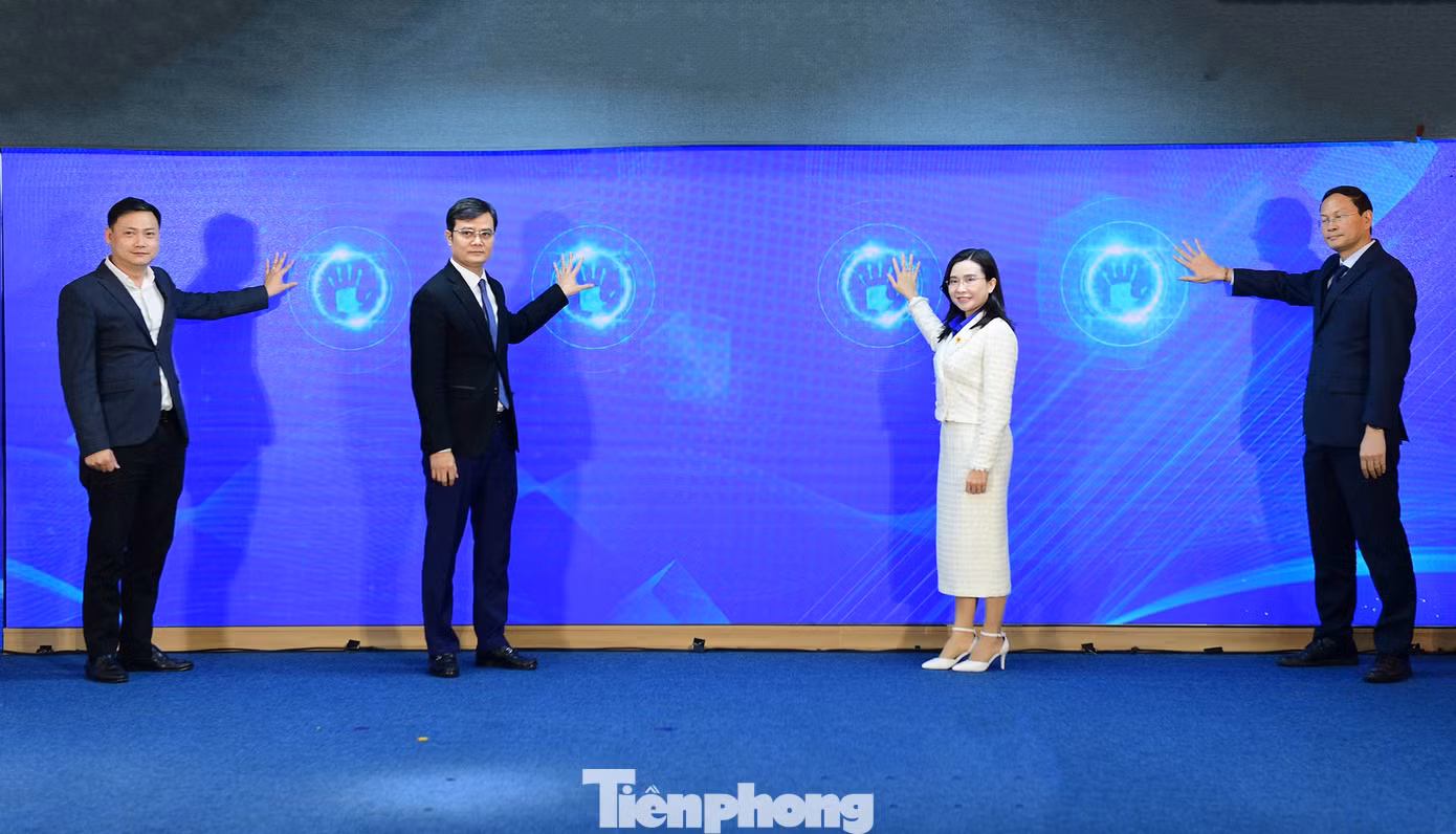 Các đại biểu thực hiện nghi thức phát động cuộc thi. Ảnh: Xuân Tùng