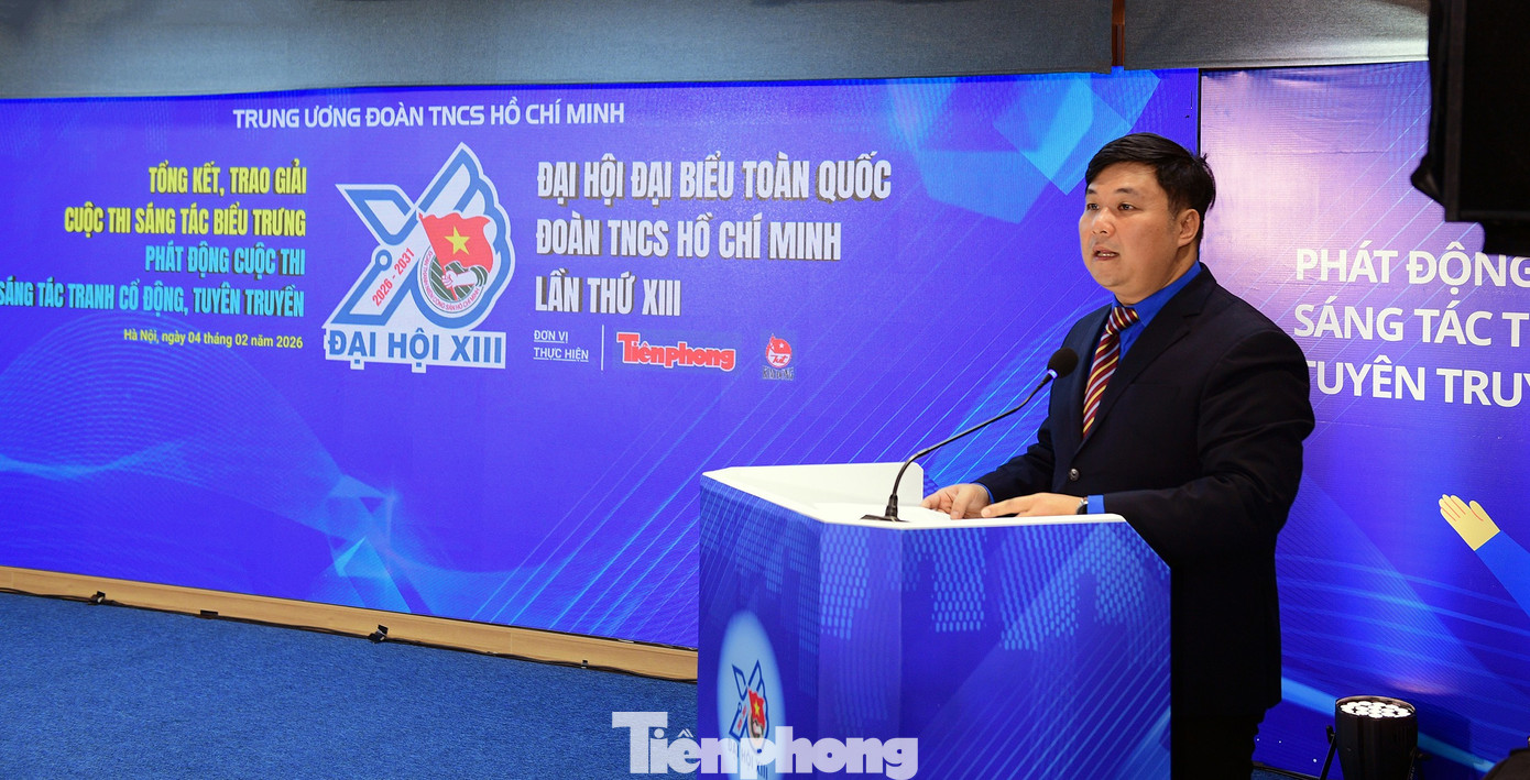 Anh Nguyễn Thái An chia sẻ một số lưu ý về nội dung và phương thức thể hiện, yêu cầu đối với tác phẩm dự thi. Ảnh: Xuân Tùng