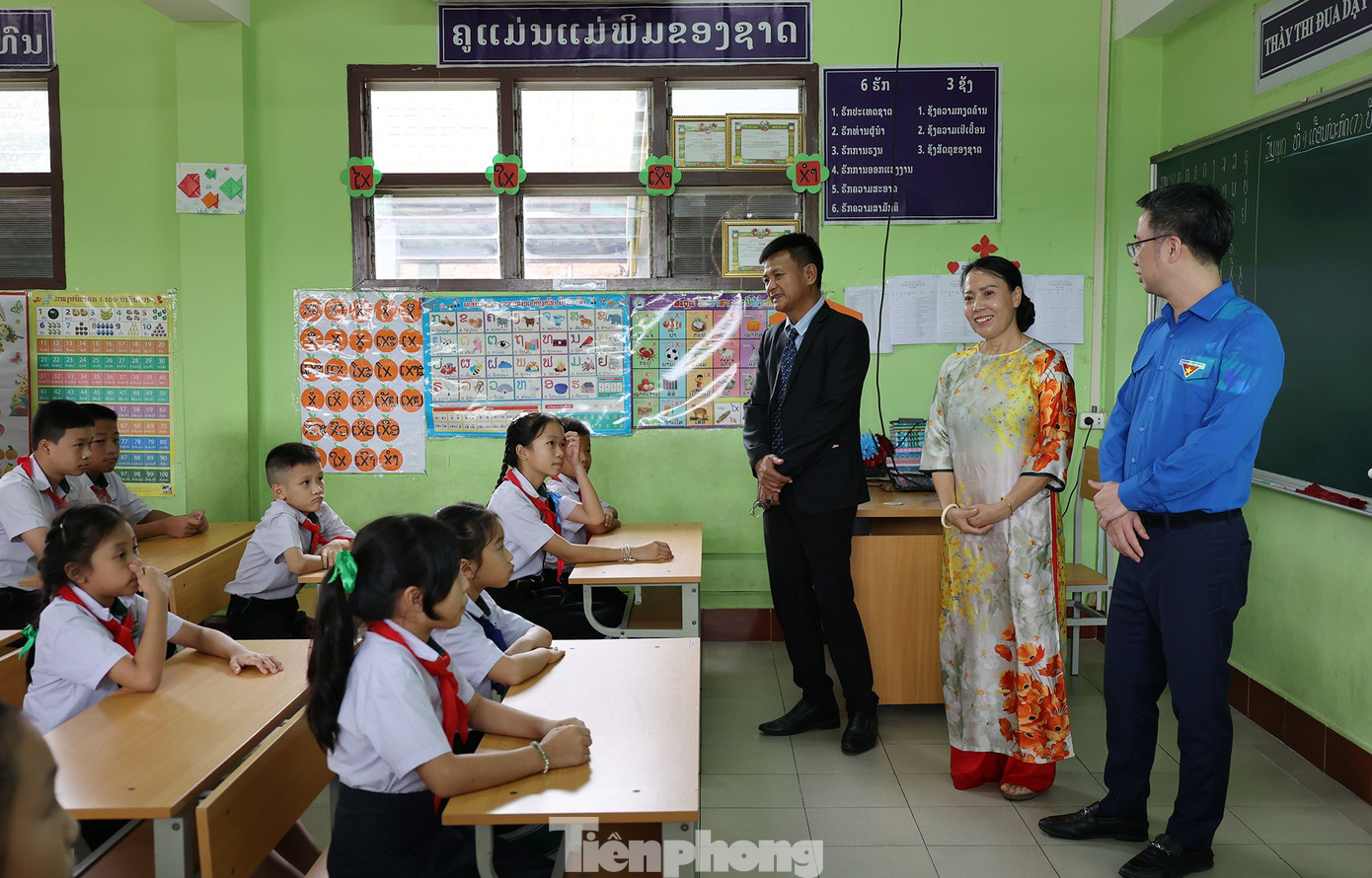 Bí thư T.Ư Đoàn Nguyễn Tường Lâm thăm học sinh trường song ngữ Việt Nam - Lào Nguyễn Du. Ảnh: BTC tp-vietnam-lao-daisuquan-truonghoc6.jpg
