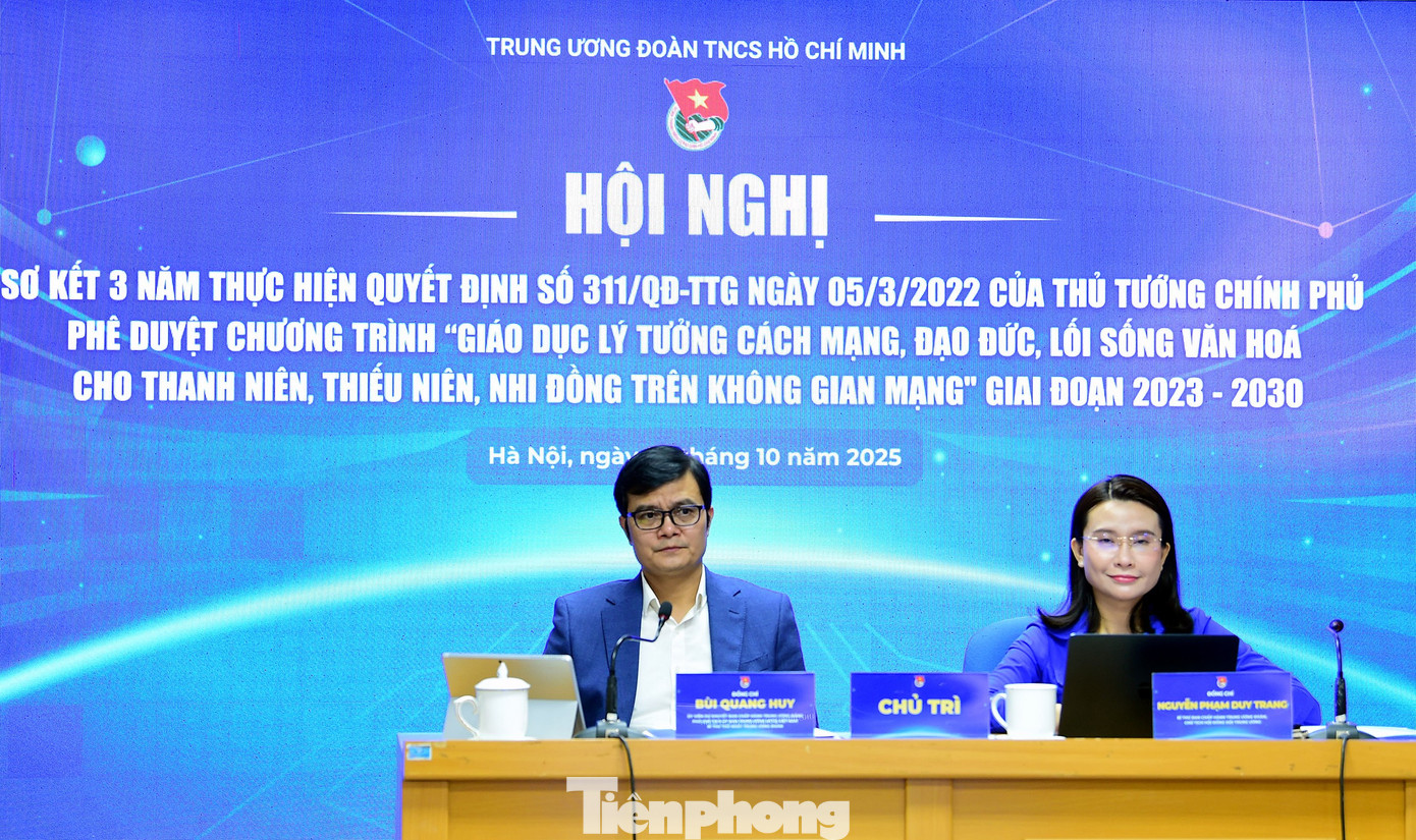 Anh Bùi Quang Huy và chị Nguyễn Phạm Duy Trang chủ trì hội nghị. Ảnh: Xuân Tùng tp-hoinghi-soket5.jpg