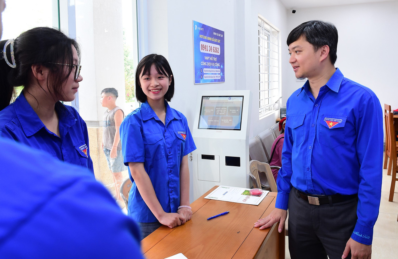 Bí thư T.Ư Đoàn Nguyễn Minh Triết thăm hỏi, động viên tình nguyện viên hỗ trợ tại trung tâm phục vụ hành chính công xã Bát Xát (chiều 9/7). Ảnh: Xuân Tùng tangqua-tinhnguyen-laocai8.jpg