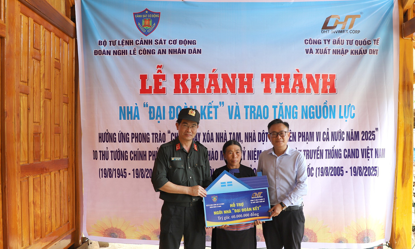 Đại tá Phạm Thanh Vượng (bên trái ảnh) trao biển tượng trưng ngôi nhà "Đại đoàn kết" tienphong-xoanhatam.jpg