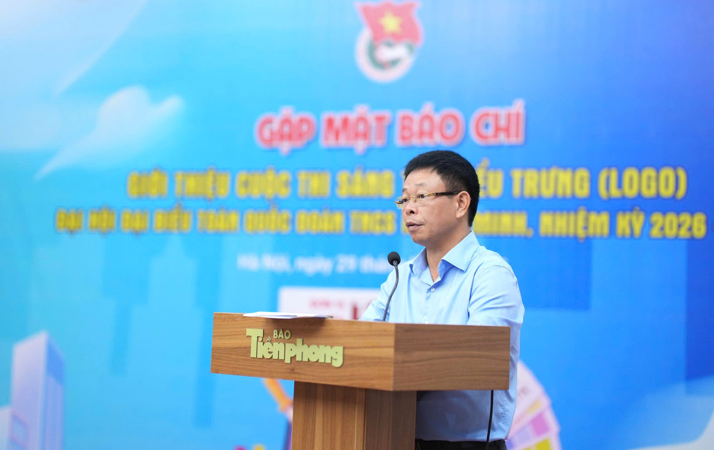 Nhà báo Phùng Công Sưởng phát biểu tại chương trình. Ảnh: Hoàng Mạnh Thắng tienphong-logo-daihoi2.jpg