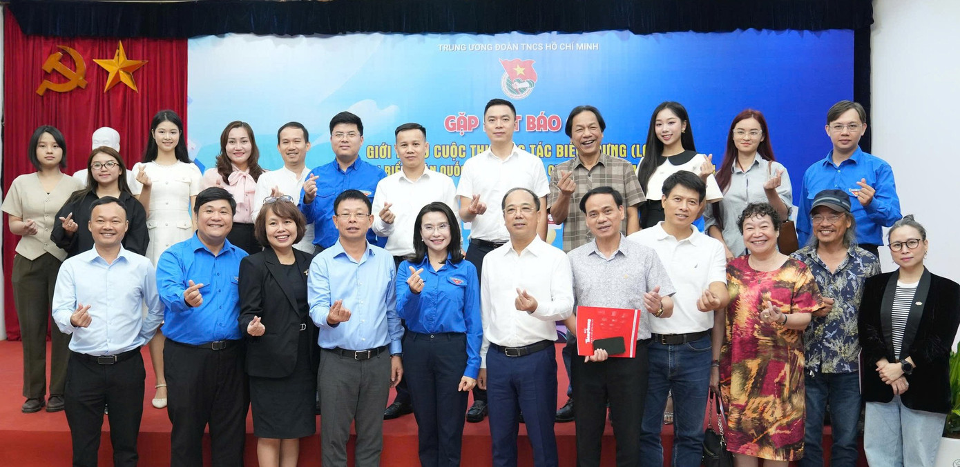 Ban Tổ chức cùng các đại biểu chụp ảnh lưu niệm tại chương trình. Ảnh: Hoàng Mạnh Thắng tienphong-logo-daihoi4.jpg