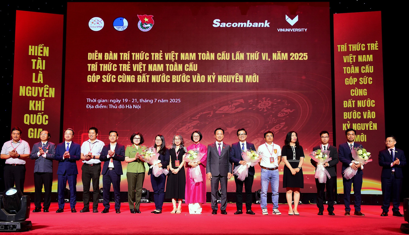 Ban Cố vấn và Ban Điều hành các tổ thảo luận tại Diễn đàn ra mắt tại lễ khai mạc. Đại diện lãnh đạo các cơ quan, đơn vị tặng hoa chúc mừng. Ảnh: Xuân Tùng khaimac-diendan01.jpg