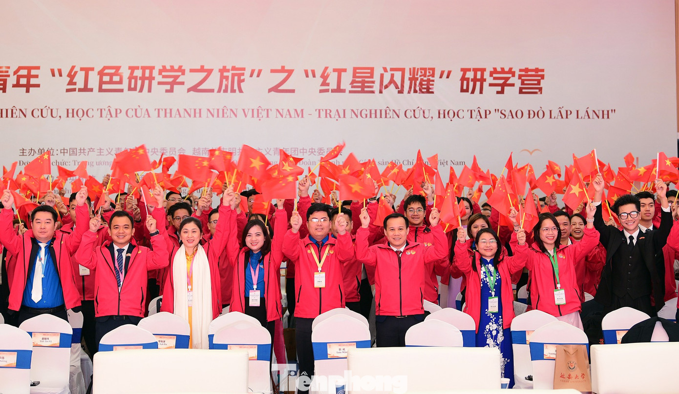 Chương trình khép lại trong màu cờ đỏ sao vàng của hai nước và giai điệu hữu nghị Việt Nam - Trung Quốc. Ảnh: Xuân Tùng tp-hanhtrinhdo-diendan3.jpg