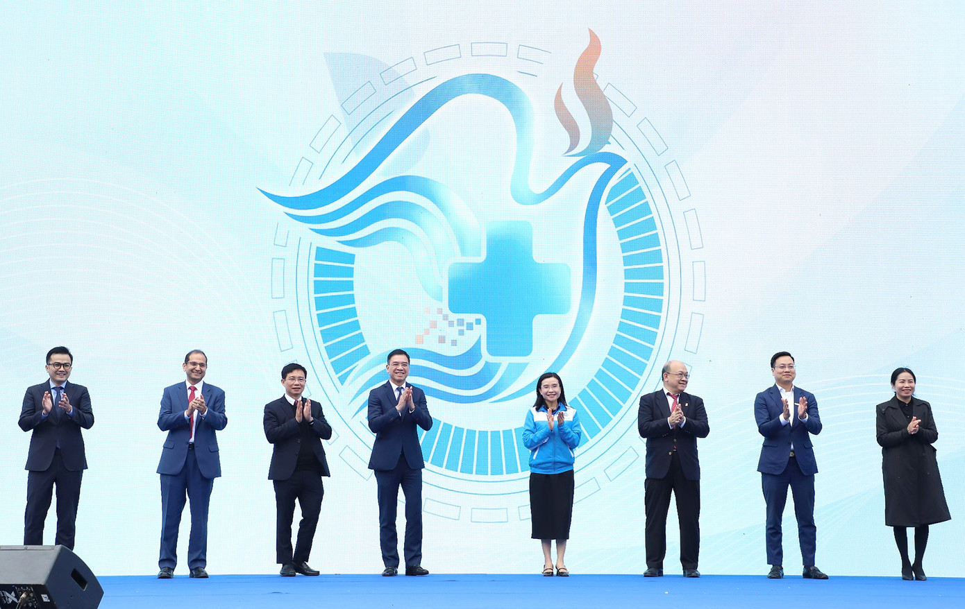 Chị Nguyễn Phạm Duy Trang - Bí thư T.Ư Đoàn, Chủ tịch Hội đồng Đội Trung ương và các đại biểu thực hiện nghi thức khởi động Lễ mít tinh “Tiếp cận y tế toàn diện thông qua đổi mới sáng tạo trong y tế”. Ảnh: Lâm Đăng Hải tienphong-khambenh4.jpg