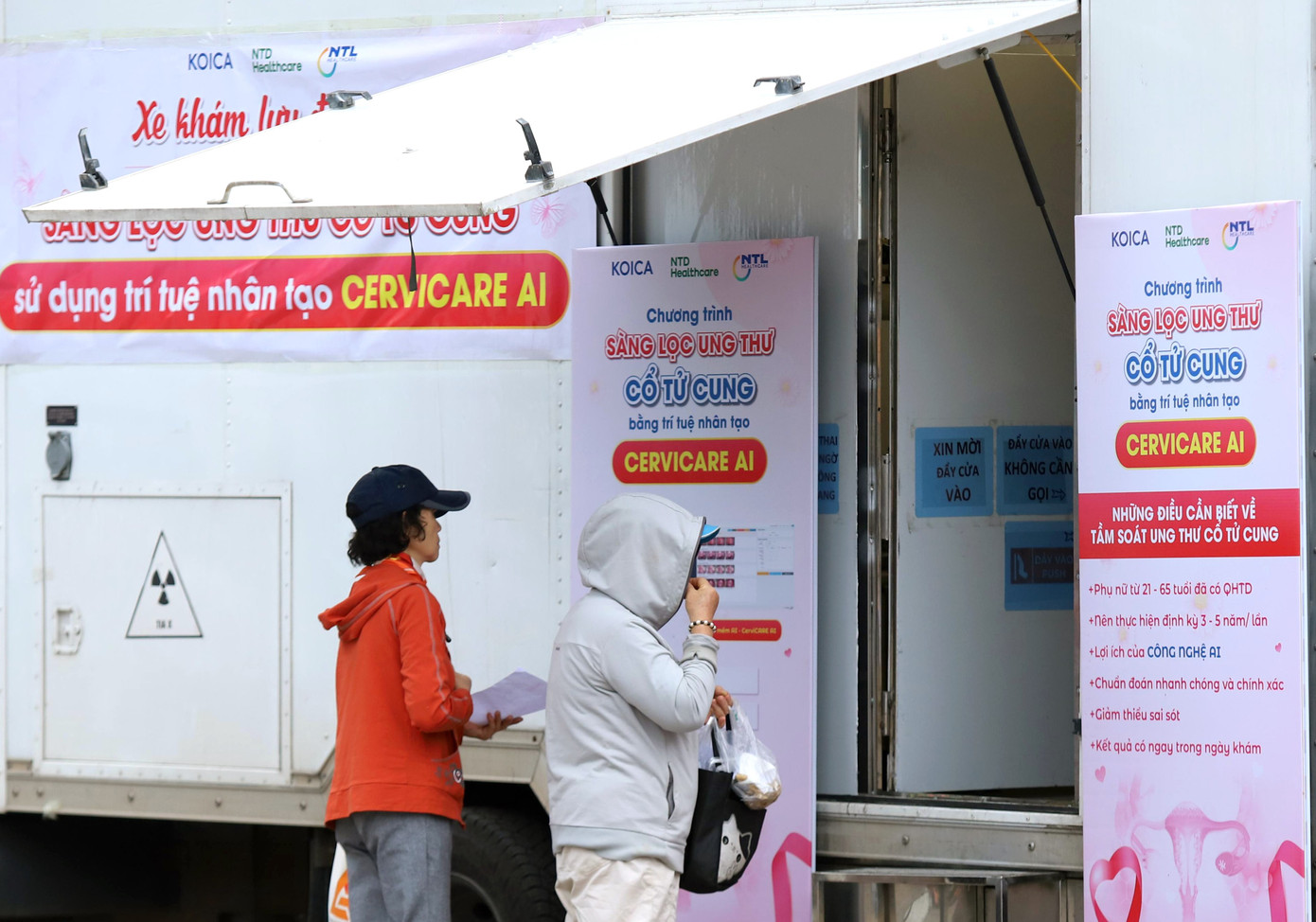 Người dân chờ khám bệnh bằng công nghệ mới tại chương trình. tienphong-khambenh.jpg