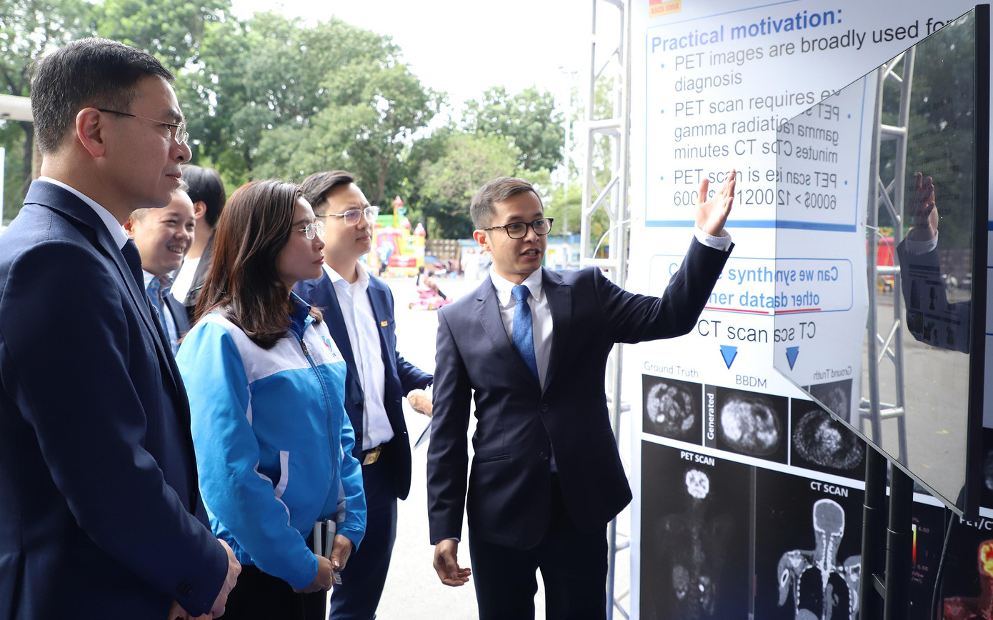 Chị Nguyễn Phạm Duy Trang - Bí thư T.Ư Đoàn và các đại biểu tham quan các giải pháp y tế ứng dụng AI được giới thiệu đến cộng đồng. Ảnh: Lâm Đăng Hải tienphong-khambenh2.jpg