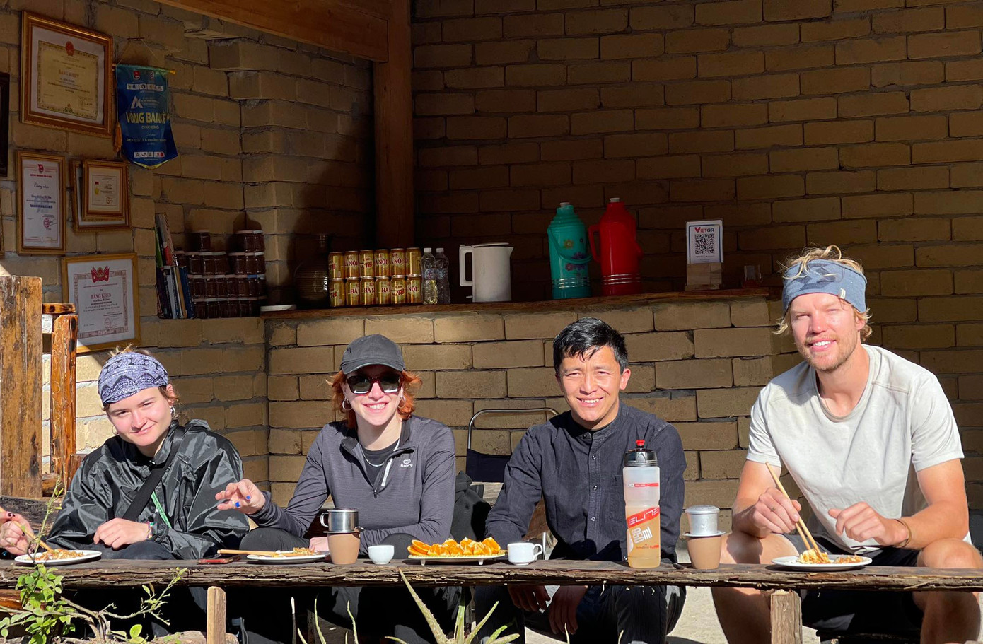 Pan Sung Mi Phin (druhý zprava) buduje model ubytování v soukromí a komunitní turistiky, aby přilákal turisty k návštěvě a pobytu. Foto: NVCC tienphong-sungmiphin.jpg