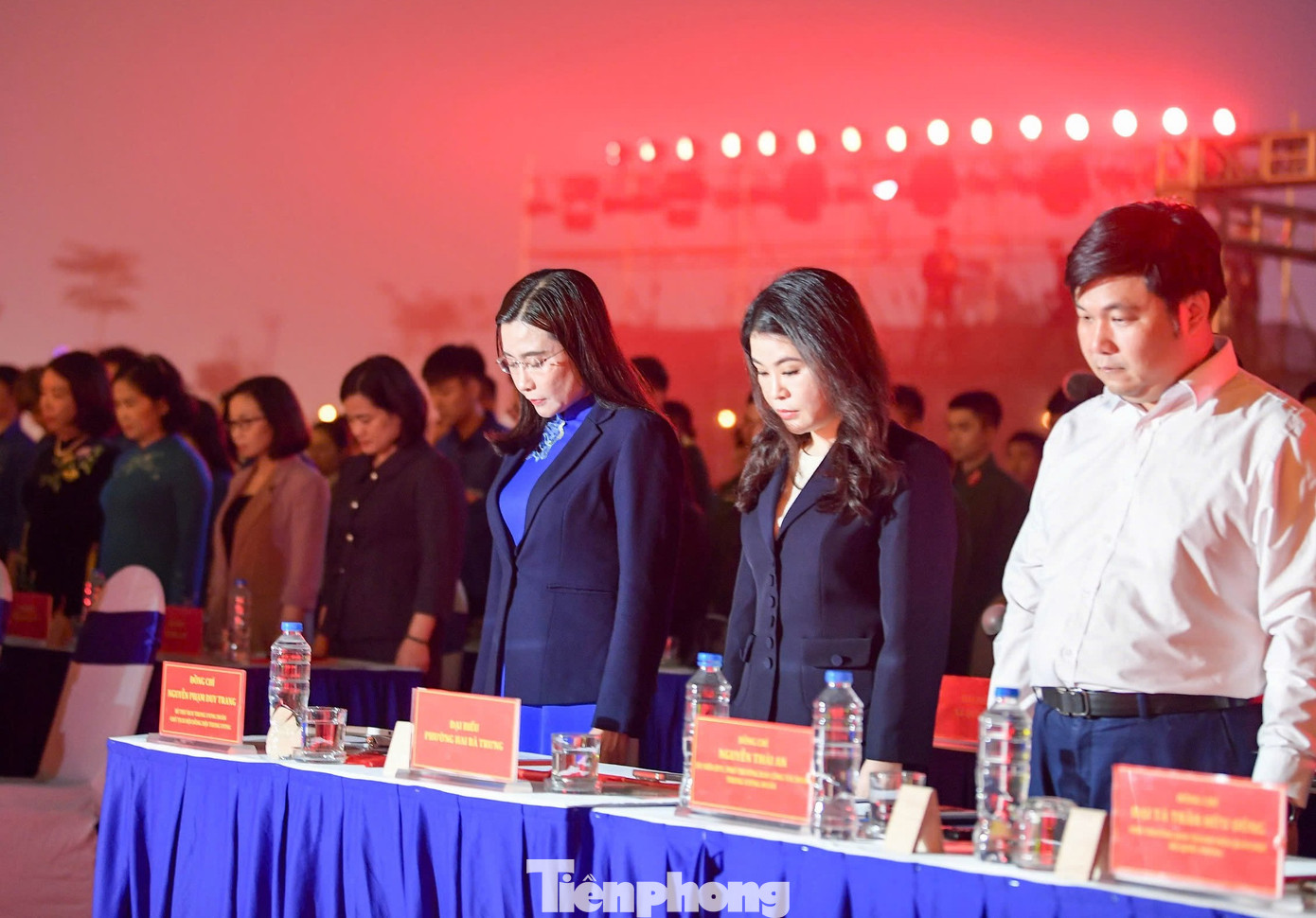 Các đại biểu dành phút mặc niệm tại chương trình. Ảnh: Dương Triều tp-01.jpg