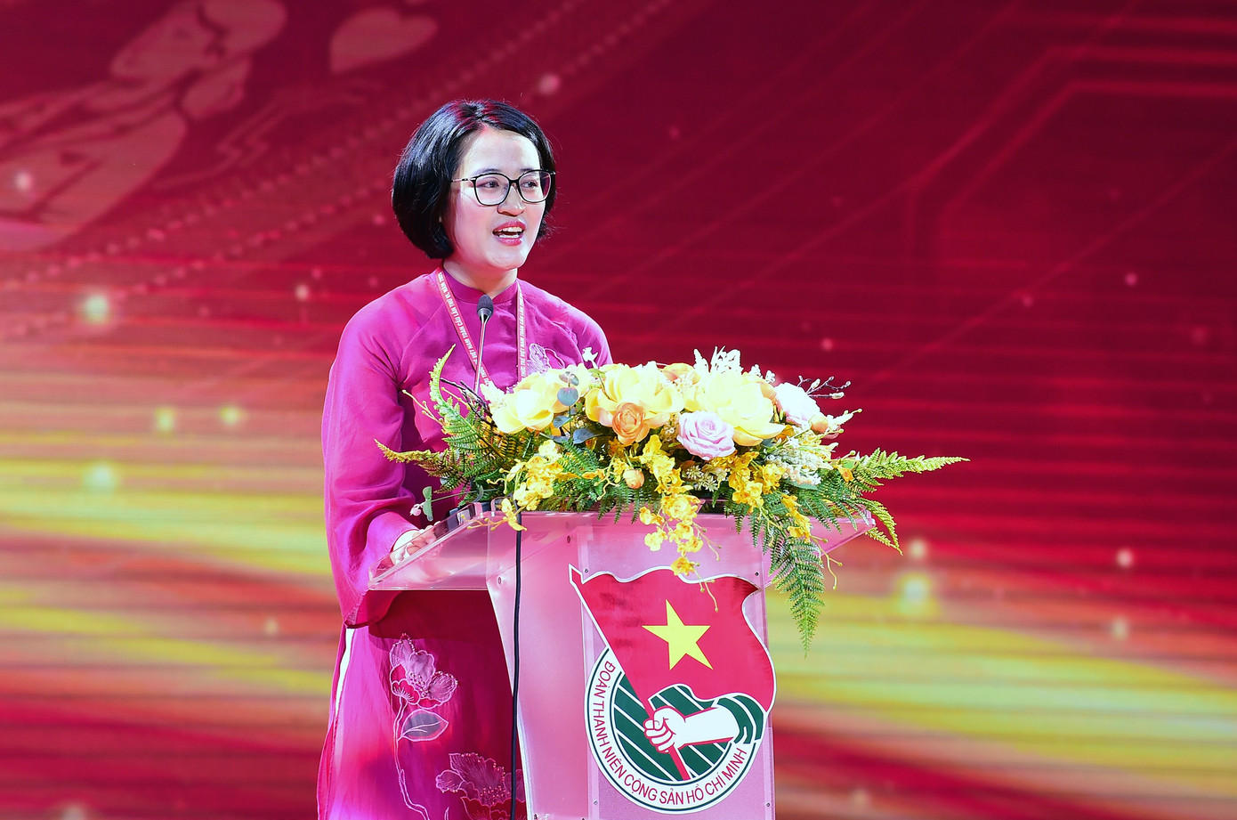 PGS.TS Đào Việt Hằng - Phó Chủ tịch Hội LHTN Việt Nam, Chủ tịch Mạng lưới Trí thức trẻ Việt Nam toàn cầu phát biểu khai mạc Diễn đàn. Ảnh: Xuân Tùng trithuctre-lanvi-khaimac6.jpg