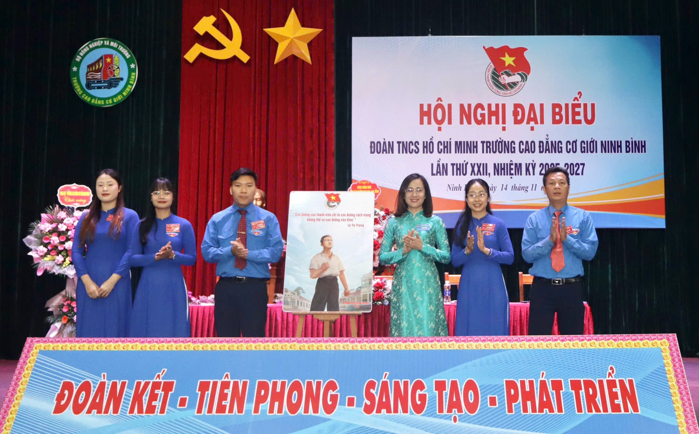 tienphong-ninhbinh-daihoidoan-hoinghi-caodang3.jpg