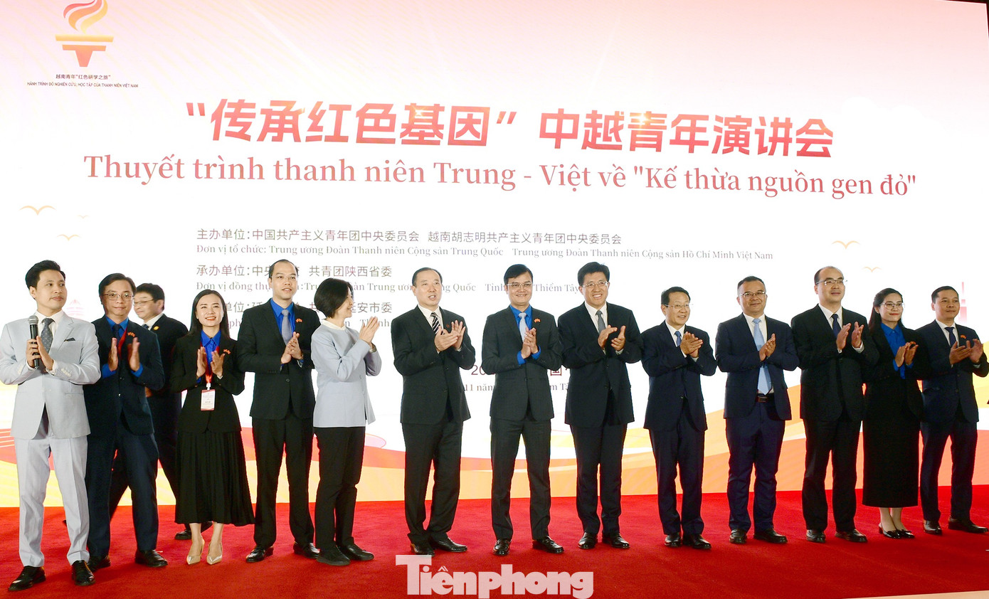 Lãnh đạo T.Ư Đoàn Thanh niên hai nước và các đại biểu cùng hát vang giai điệu hữu nghị Việt - Trung. Ảnh: Xuân Tùng tp-001.jpg