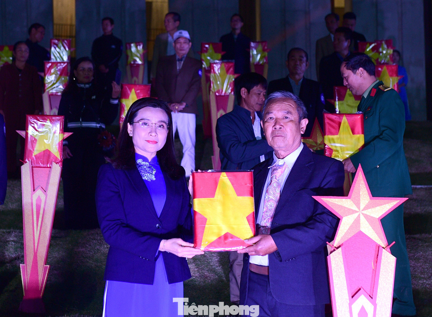 Bí thư T.Ư Đoàn Nguyễn Phạm Duy Trang trao ảnh chân dung được phục dựng cho thân nhân liệt sĩ tại chương trình. Ảnh: Xuân Tùng tp-kyuc-khatvong-hanoi13.jpg