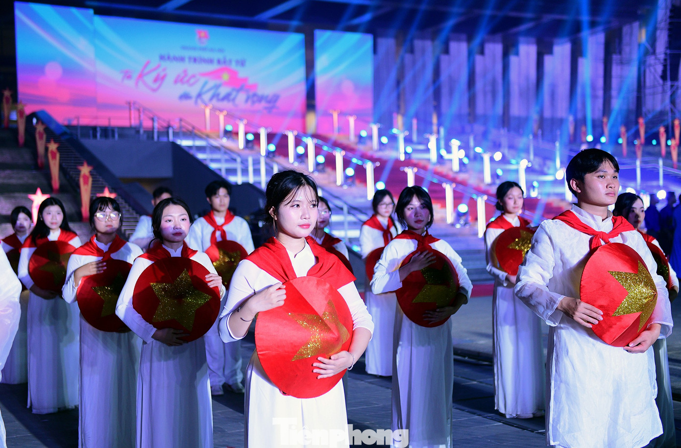 Chương trình là lời tri ân của thế hệ trẻ đối với các bậc cha anh đã ngã xuống vì độc lập, tự do và thống nhất đất nước. Ảnh: Xuân Tùng tp-kyuc-khatvong-hanoi18.jpg