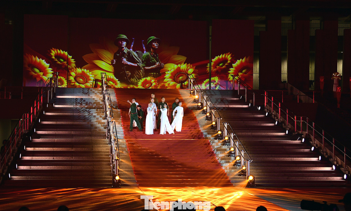 Hoạt cảnh múa “Âm vang Tổ quốc” mở đầu chương trình. Ảnh: Xuân Tùng tp-kyuc-khatvong-hanoi1.jpg