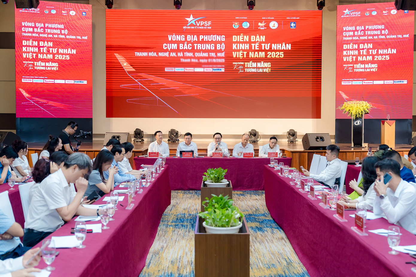 Quang cảnh phiên đối thoại vòng địa phương Diễn đàn kinh tế tư nhân Việt Nam 2025 tại khu vực Bắc Trung Bộ, diễn ra tại Thanh Hoá. Ảnh: BTC tienphong-kinhtetunhan3.jpg