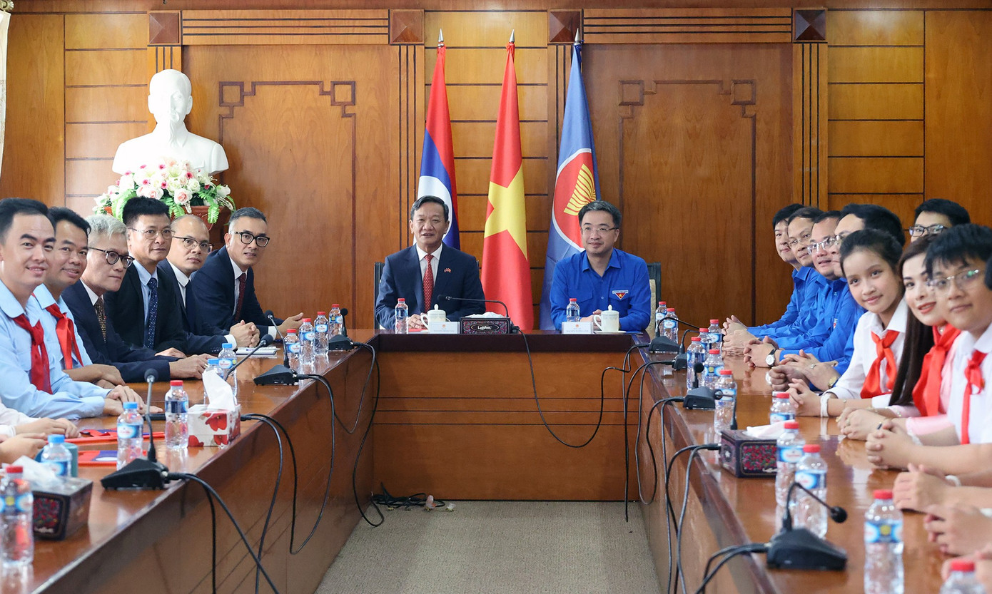 Đoàn đại biểu thanh thiếu nhi Việt Nam thăm Đại sứ quán Việt Nam tại Lào. Ảnh: BTC vietnam-lao-daisuquan-truonghoc2.jpg