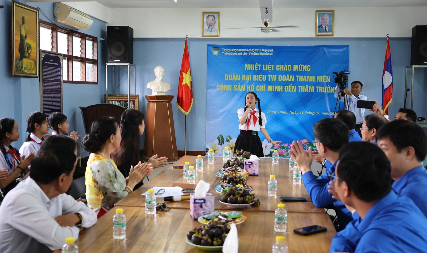 Các tiết mục văn nghệ giao lưu giữa thanh thiếu nhi hai nước vietnam-lao-daisuquan-truonghoc12.jpg
