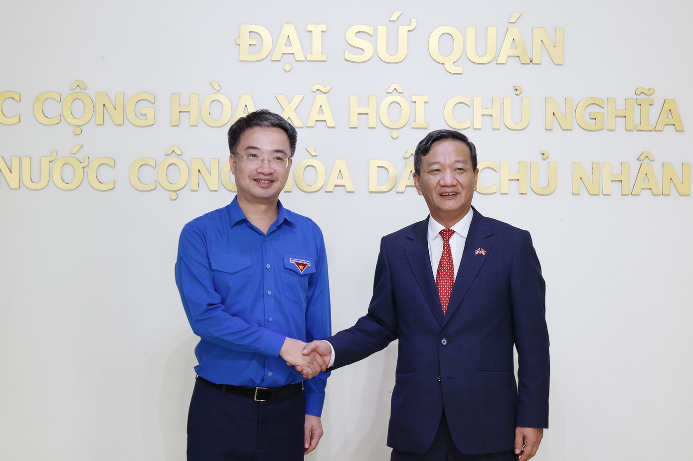 Bí thư T.Ư Đoàn Nguyễn Tường Lâm và Đại sứ Nguyễn Minh Tâm. Ảnh: BTC vietnam-lao-daisuquan-truonghoc4.jpg