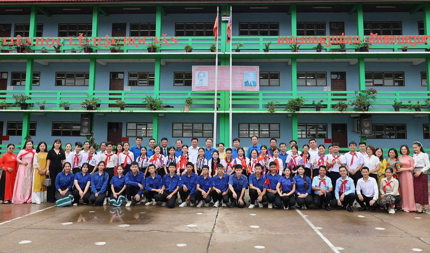 Đoàn đại biểu và giáo viên, học sinh trường Nguyễn Du chụp ảnh lưu niệm. Ảnh: BTC vietnam-lao-daisuquan-truonghoc.jpg