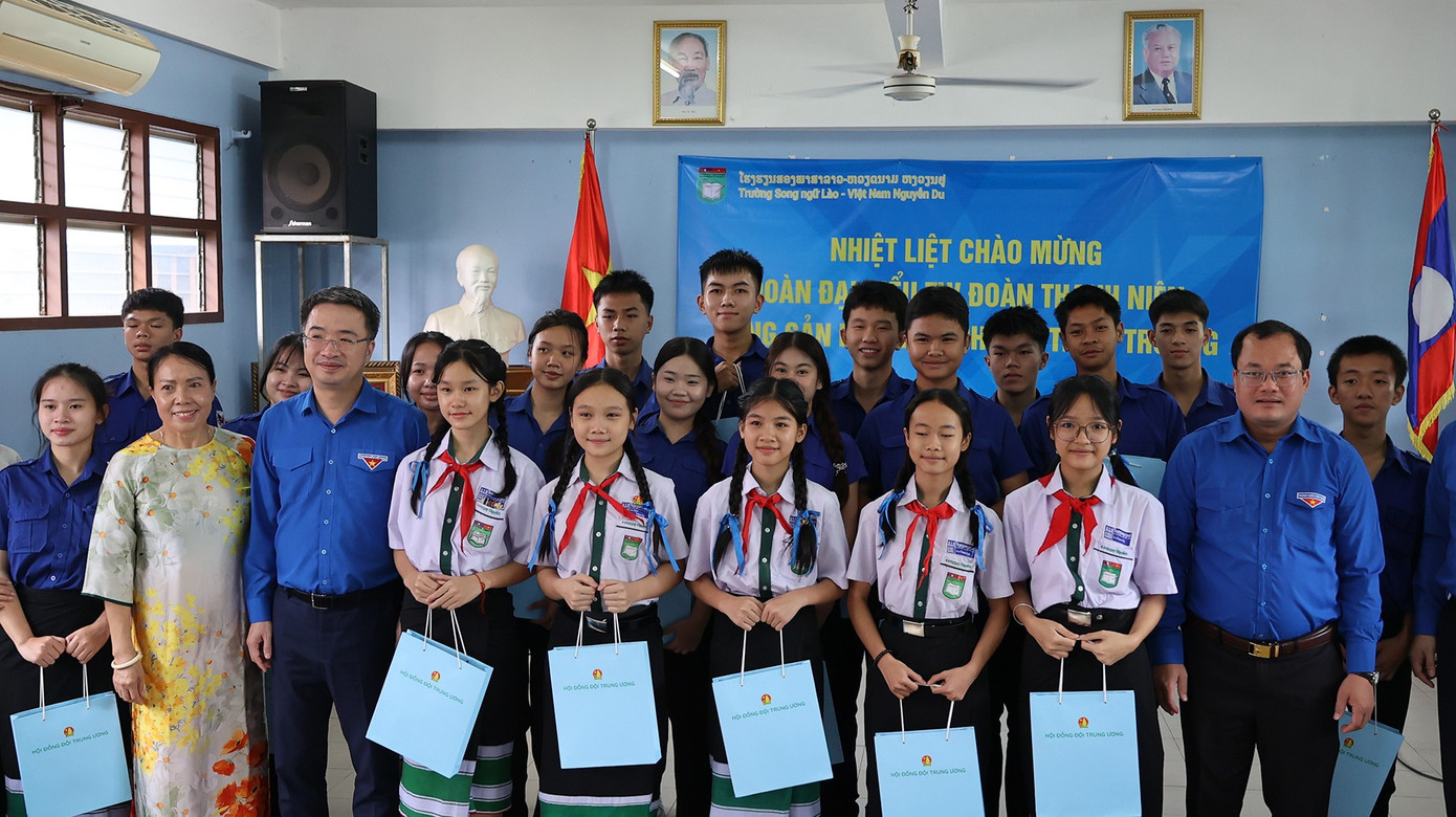 Nhiều suất quà được trao tặng học sinh nhà trường vietnam-lao-daisuquan-truonghoc8.jpg
