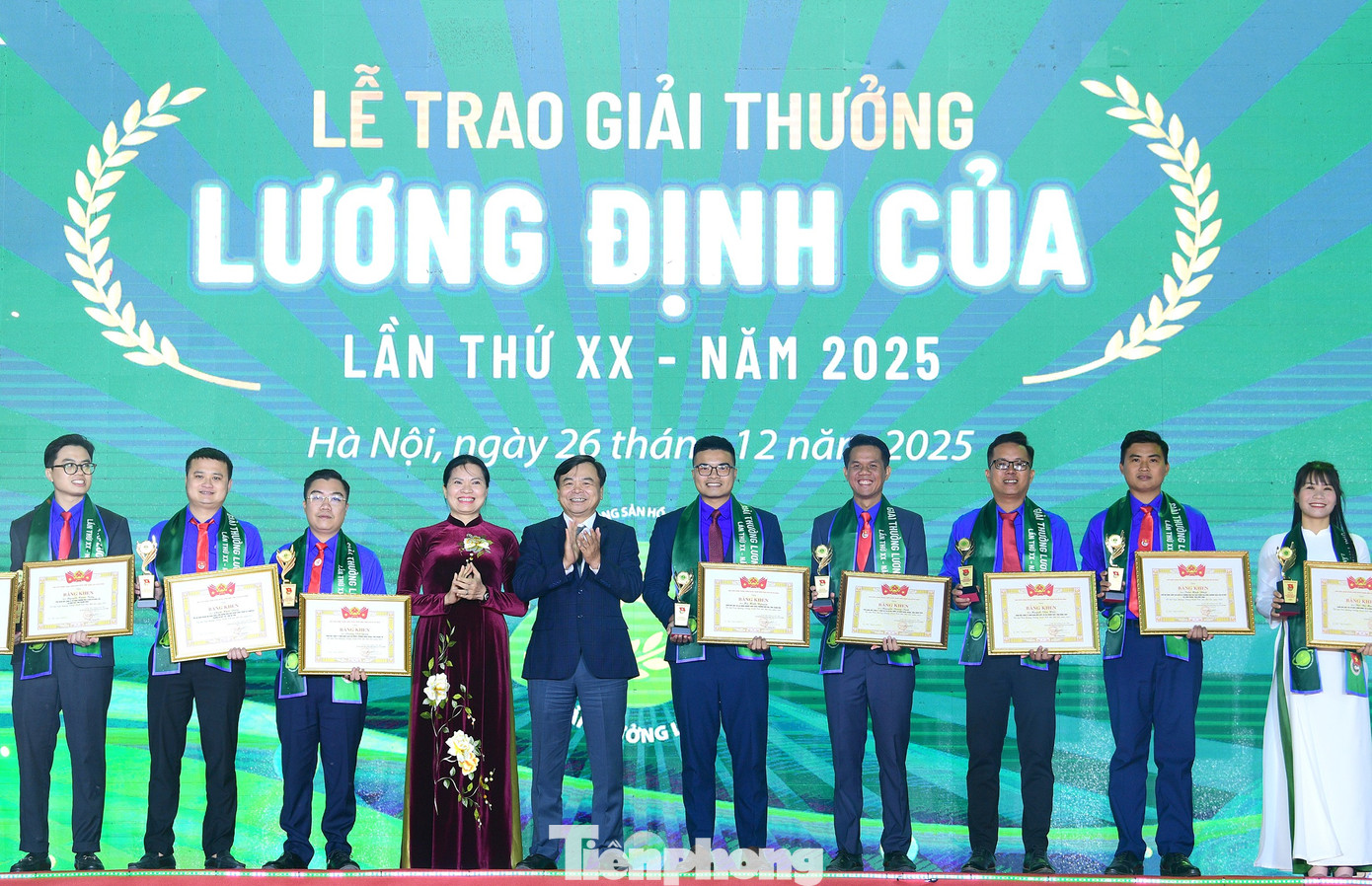 tp-giaithuong-luongdinhcua9.jpg