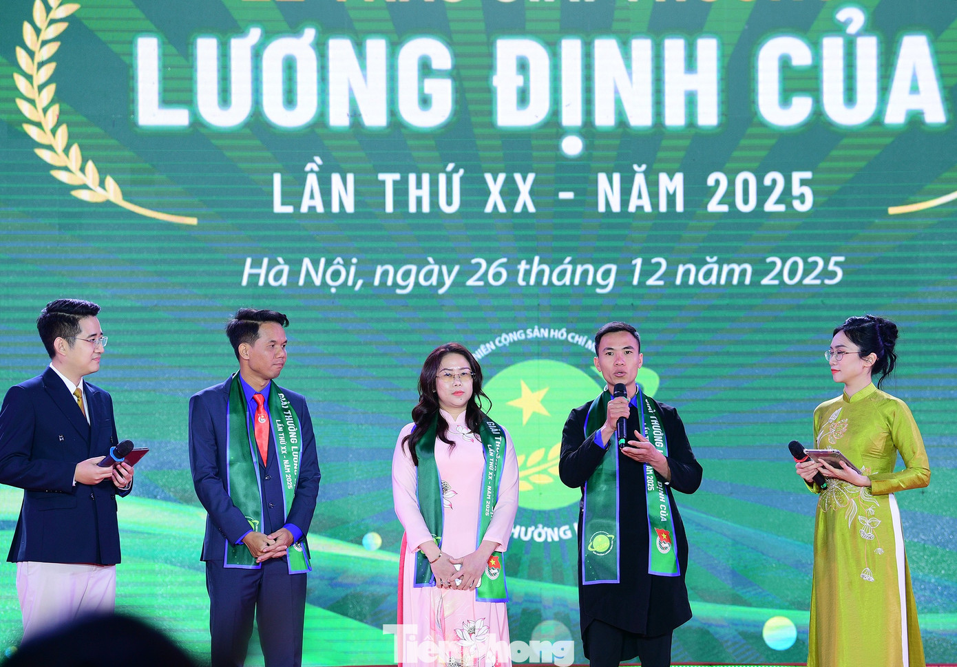 tp-giaithuong-luongdinhcua7.jpg