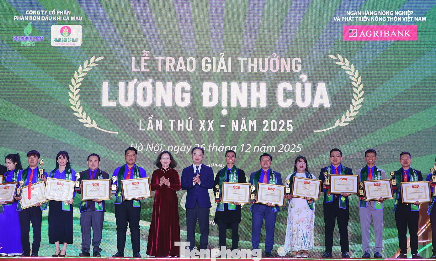 tp-giaithuong-luongdinhcua12.jpg