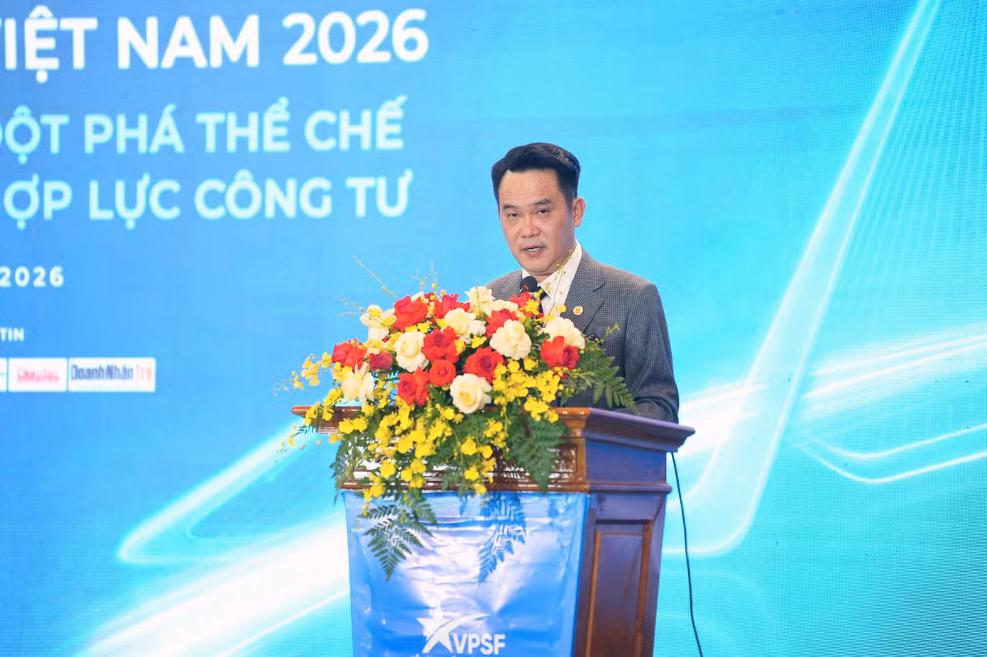 tienhong-diendankinhte2.jpg