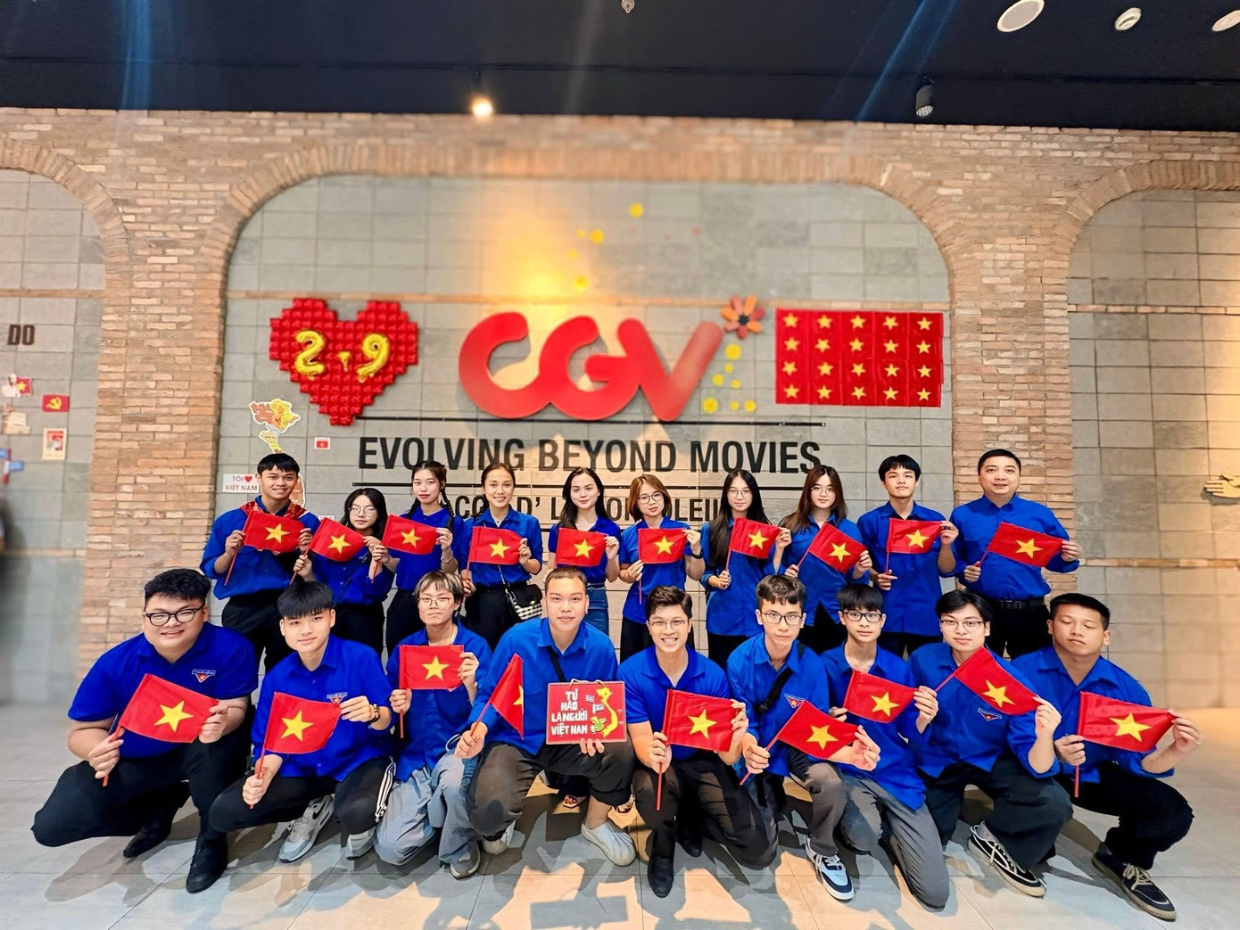 Tuổi trẻ Phú Thượng tại rạp chiếu phim. tienphong-muado.jpg
