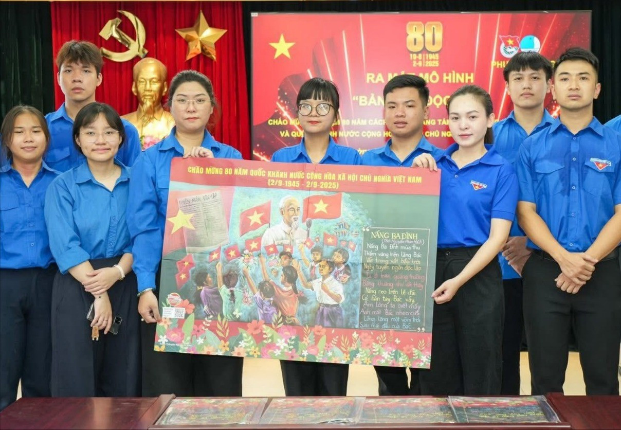 Mô hình "Bảng tin Độc lập" sẽ được duy trì đến hết tháng 9/2025, là một điểm nhấn trong chuỗi hoạt động chào mừng ngày lễ lớn của đất nước. Ảnh: Đoàn phường Láng tienphong-lang4-9713.jpg