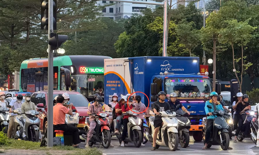 Người bán hàng tràn xuống ngã tư ở Hà Nội, nguy cơ tai nạn rình rập