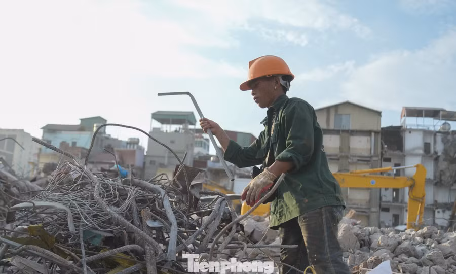 Mặt đường gần 50 độ C, lao động tự do kiệt sức giữa đợt nắng đỉnh điểm ở Hà Nội