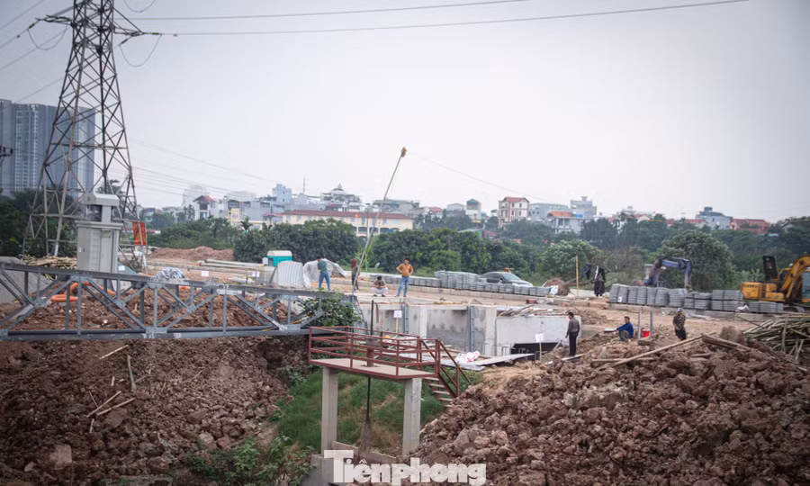 Hà Nội gấp rút lắp đặt bơm dã chiến chống ngập Đại lộ Thăng Long