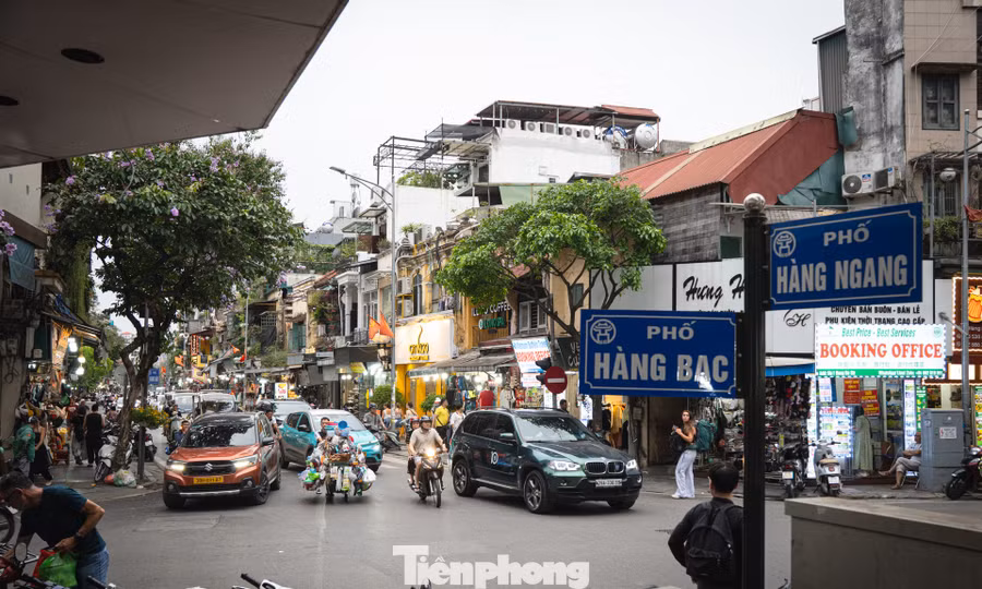 Phố lõi Hà Nội siết xe xăng: Dân lo tiền đổi xe, thấp thỏm hạ tầng sạc